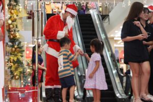 Ông già Noel phát bánh kẹo cho các bạn nhỏ