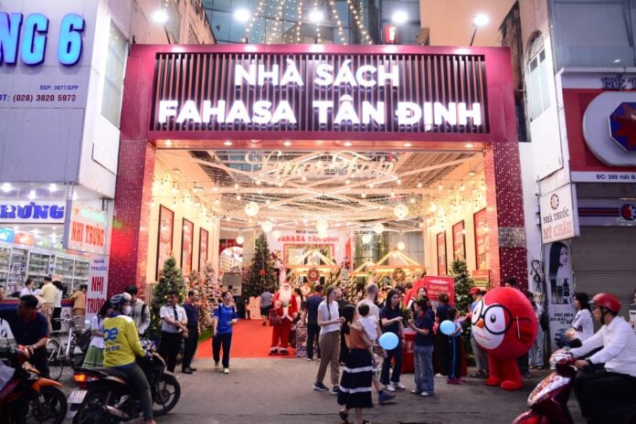 Giáng Sinh nhà sách Fahasa tân định