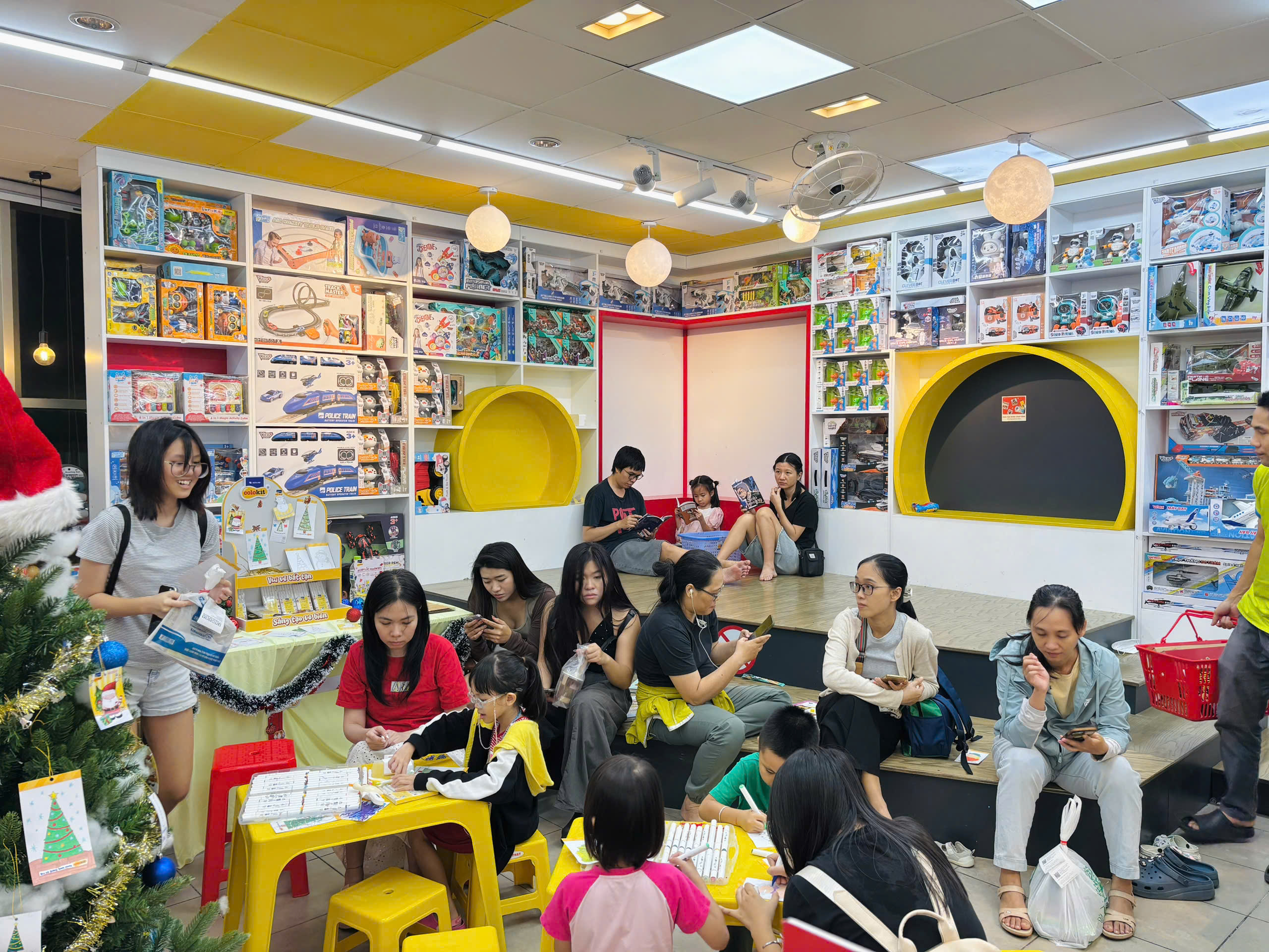 Sự kiện khai mạc “Mừng Giáng Sinh - Đón Năm Mới 2026” tại nhà sách FAHASA  Tân Định