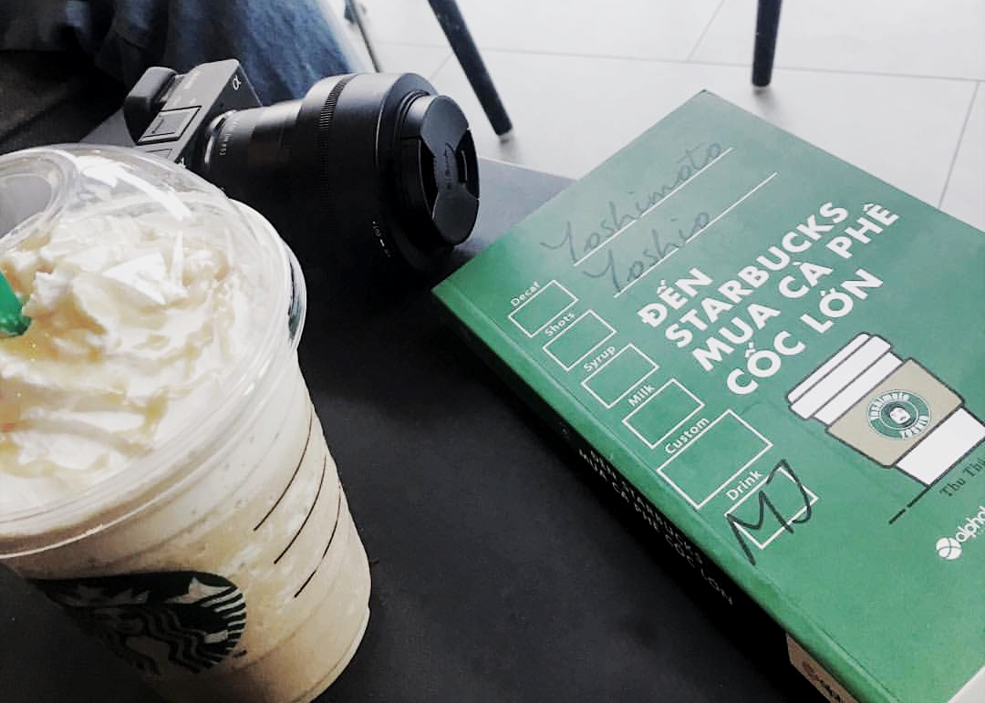 Đến Starbucks Mua Cốc Cà Phê Lớn